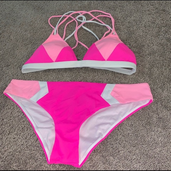 Victoria’s Secret Bikini - Picture 2 of 8